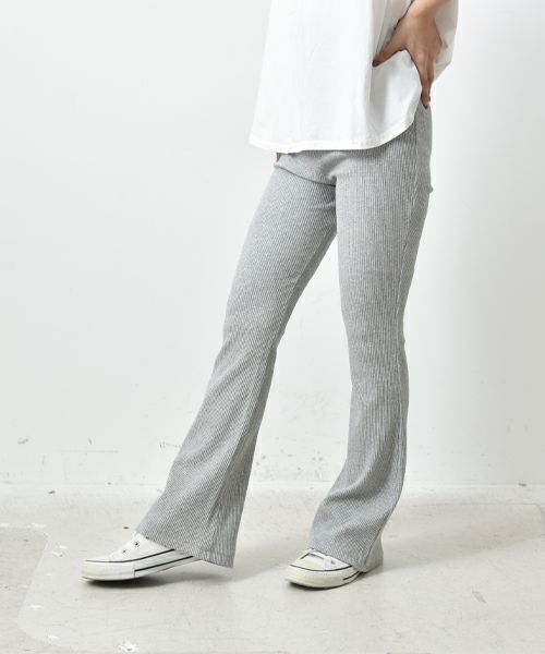 m　ARITZIA フレアパンツ Adele Pant | Aritzia US