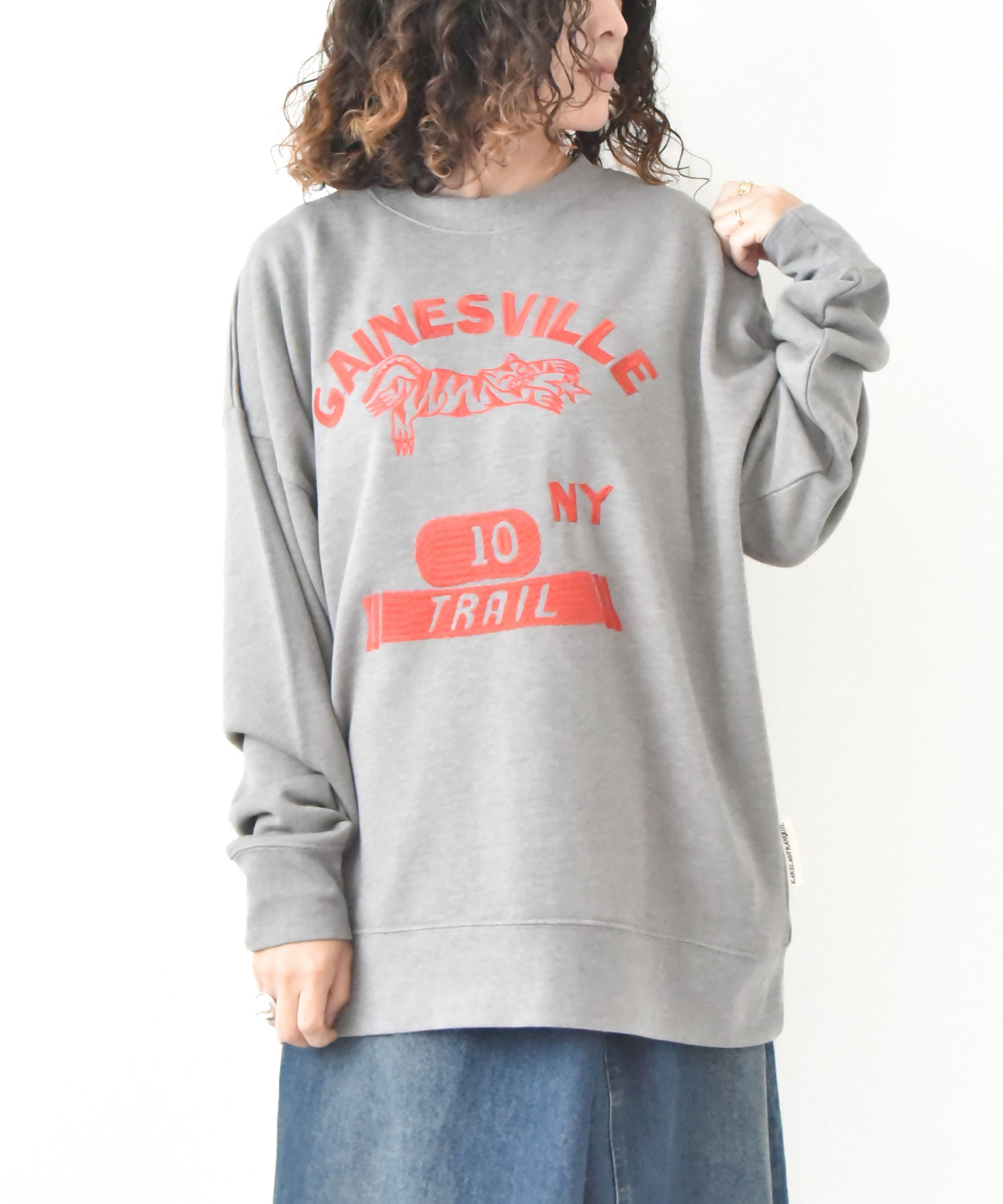 KAKELA&TRANQUIL｜ロングクルーカレッジ刺繍 [[12507-299-10]][D]