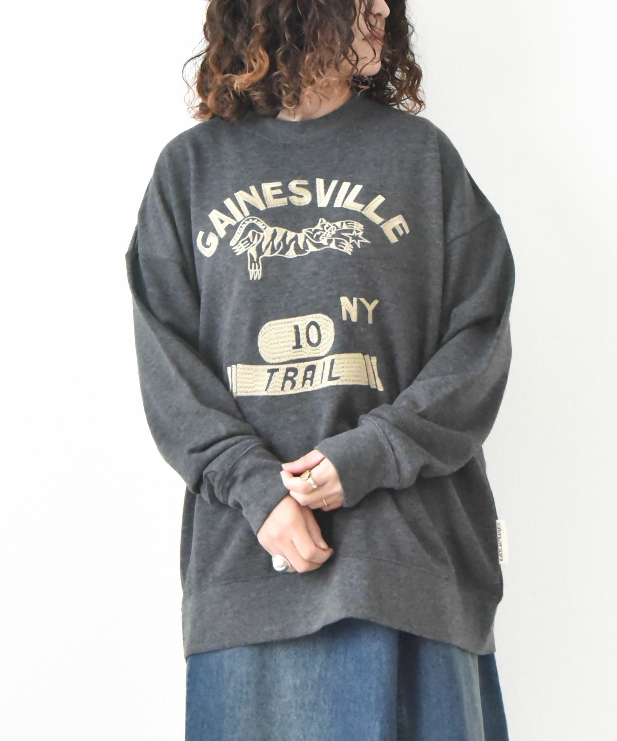 KAKELA&TRANQUIL｜ロングクルーカレッジ刺繍 [[12507-299-10]][D]