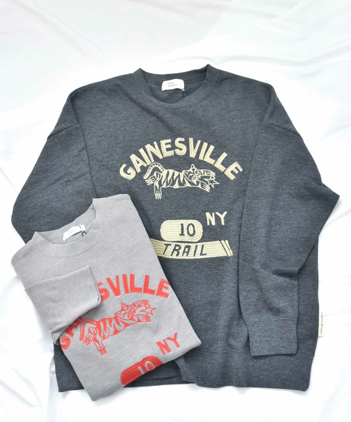 KAKELA&TRANQUIL｜ロングクルーカレッジ刺繍 [[12507-299-10]][D]