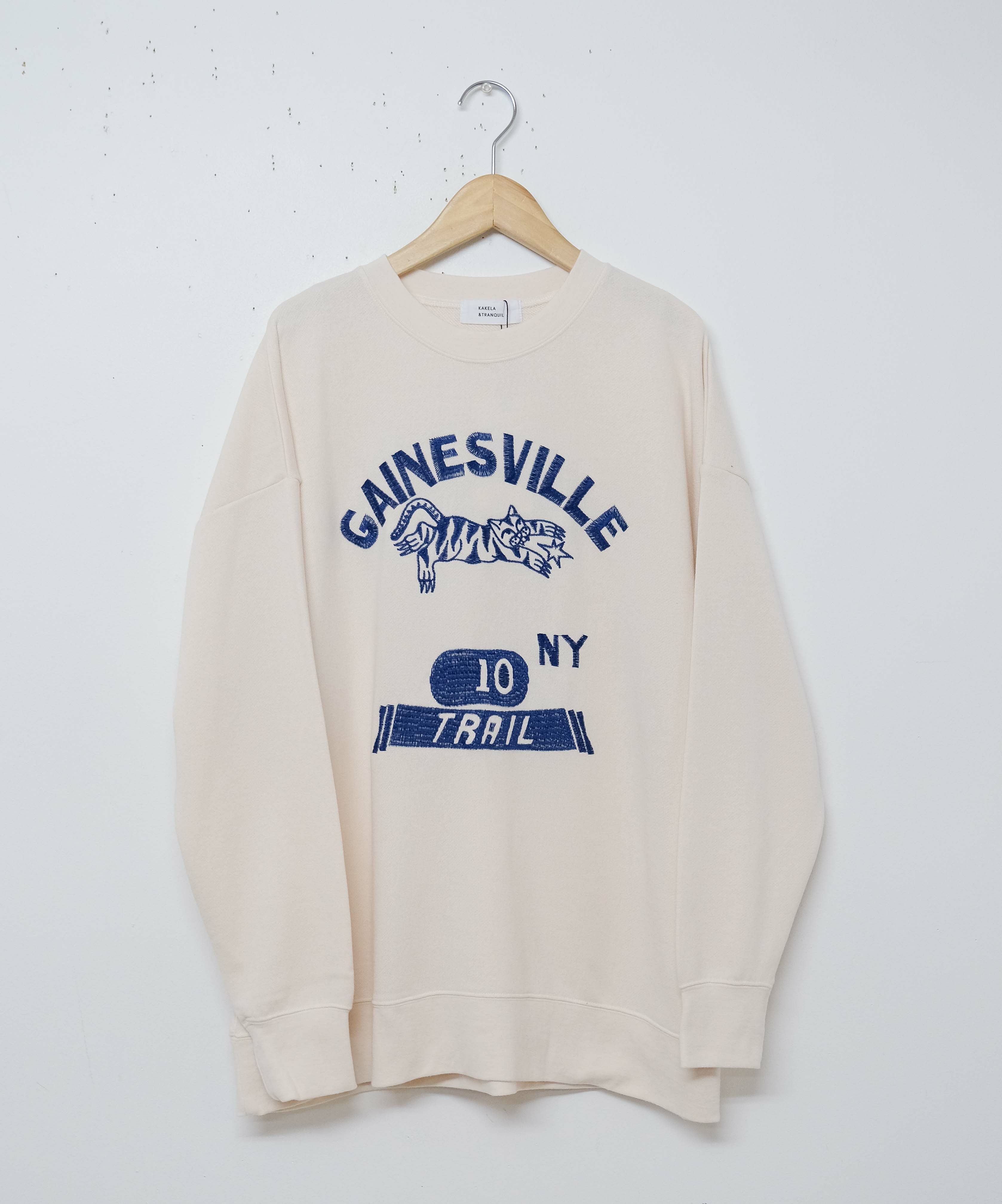 KAKELA&TRANQUIL｜ロングクルーカレッジ刺繍 [[12507-299-10]][D]