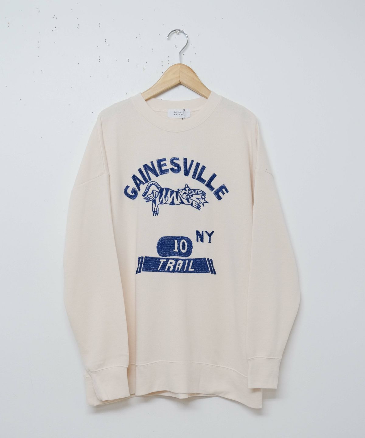 KAKELA&TRANQUIL｜ロングクルーカレッジ刺繍 [[12507-299-10]][D]