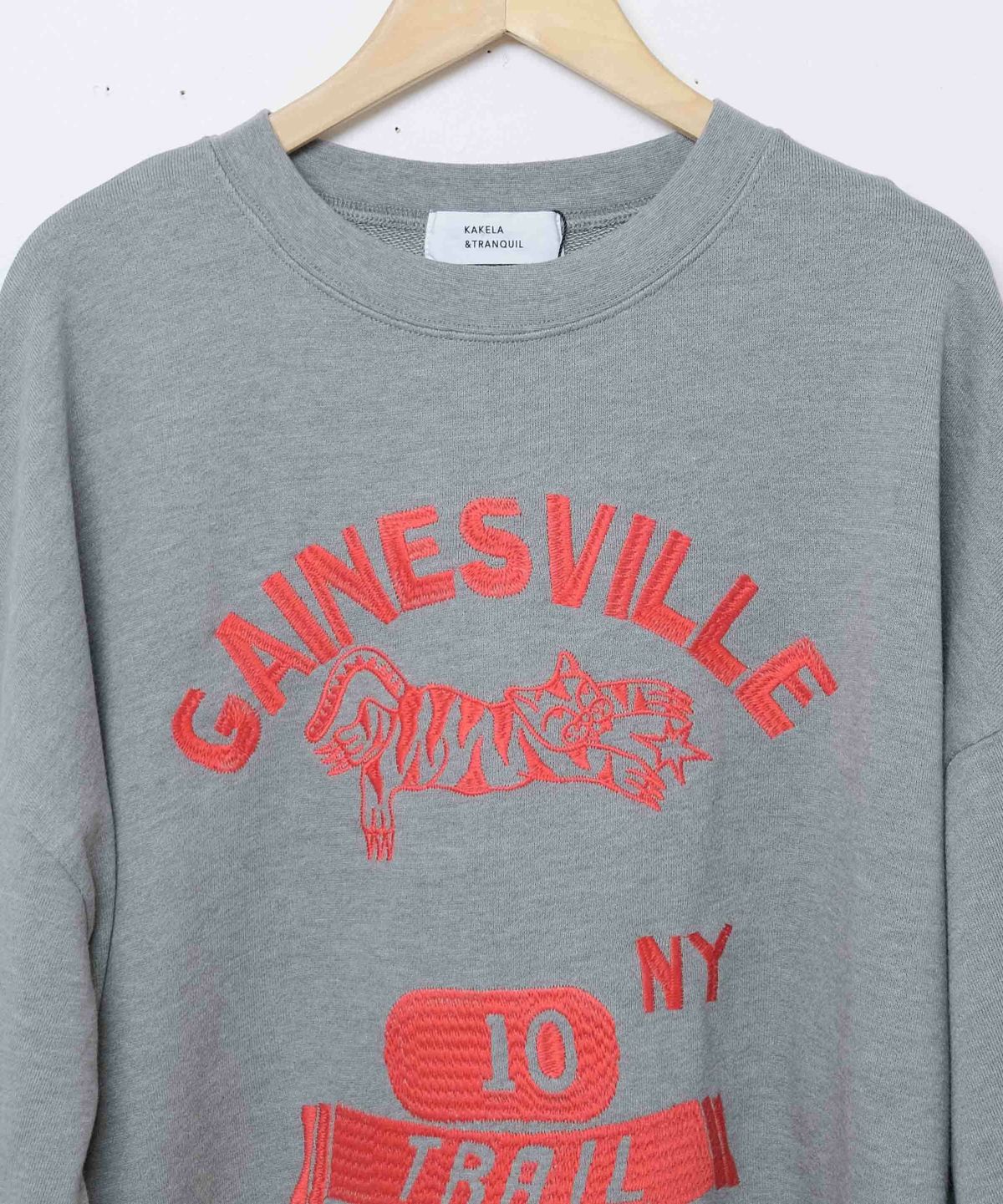 KAKELA&TRANQUIL｜ロングクルーカレッジ刺繍 [[12507-299-10]][D]